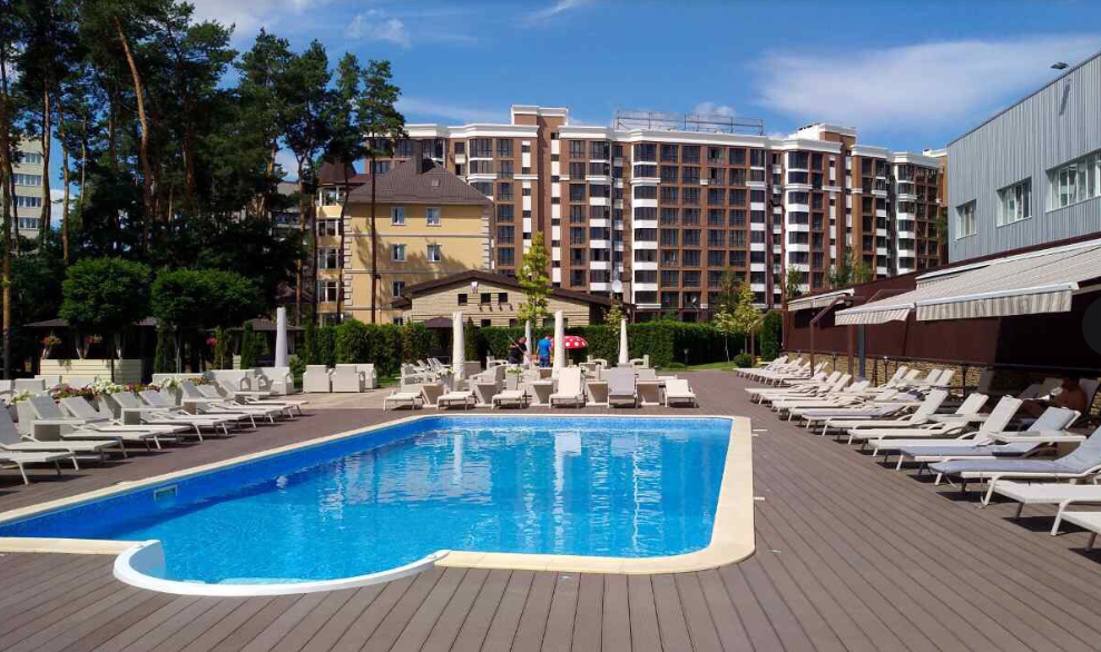 Порятунок від спеки у Києві. Де можна відпочити біля басейну і скільки це коштує